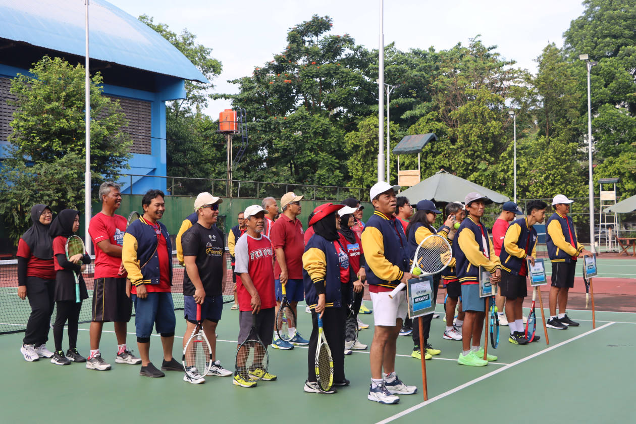 UGM Rector Professor Ova Emilia symbolically opens the inter-staff tennis tournament at Lembah UGM Outdoor Tennis Court.