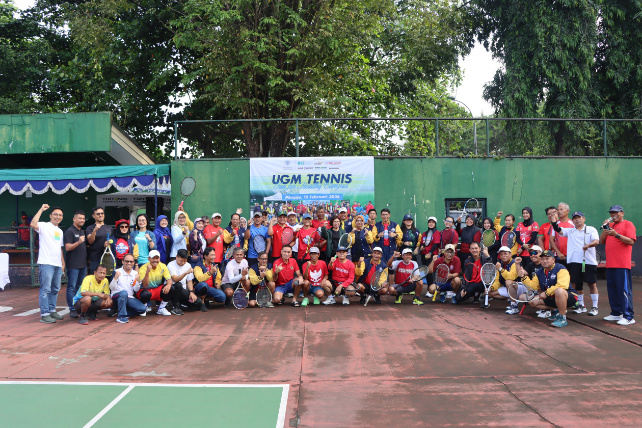 UGM Rector Professor Ova Emilia symbolically opens the inter-staff tennis tournament at Lembah UGM Outdoor Tennis Court.