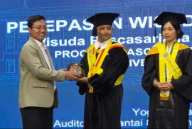 Portrait of UGM pharmacy PhD graduate Made Krisna Adi Jaya, the fastest doctoral graduate with GPA 4.00