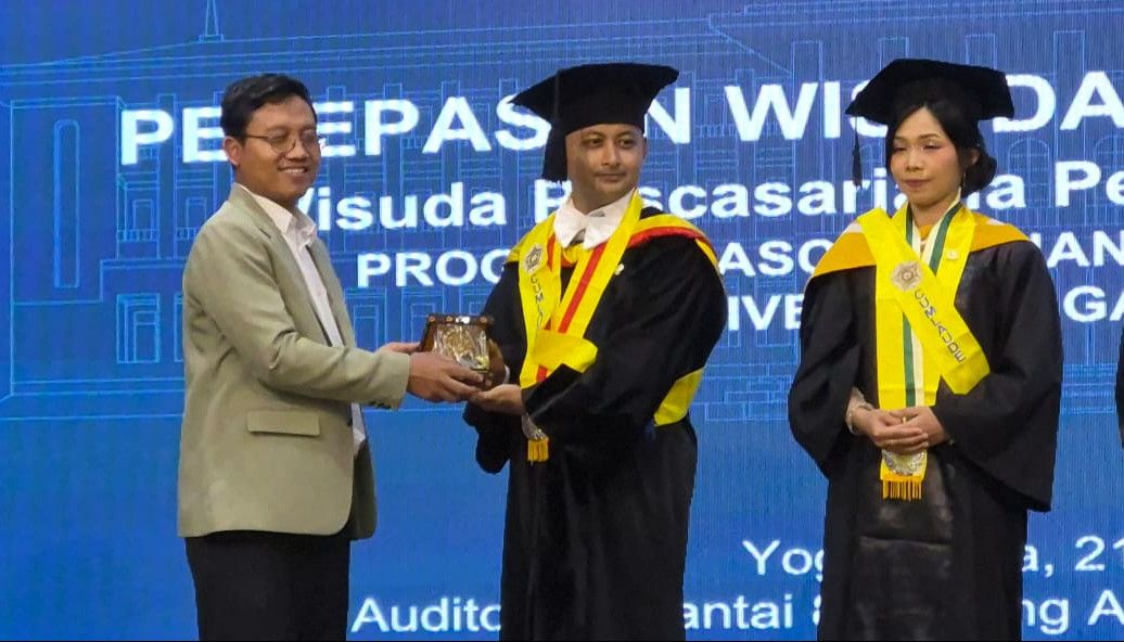Portrait of UGM pharmacy PhD graduate Made Krisna Adi Jaya, the fastest doctoral graduate with GPA 4.00