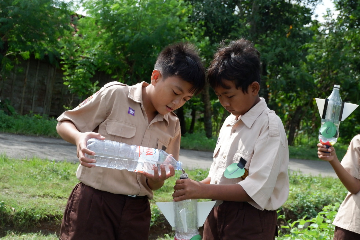 UGM KKN-PPM Gumilang Gunem team conducts hands-on science experiments with elementary school students.