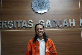 UGM student Ryaas Amin shares his journey of balancing college studies while working as an online motorcycle taxi and food delivery driver.