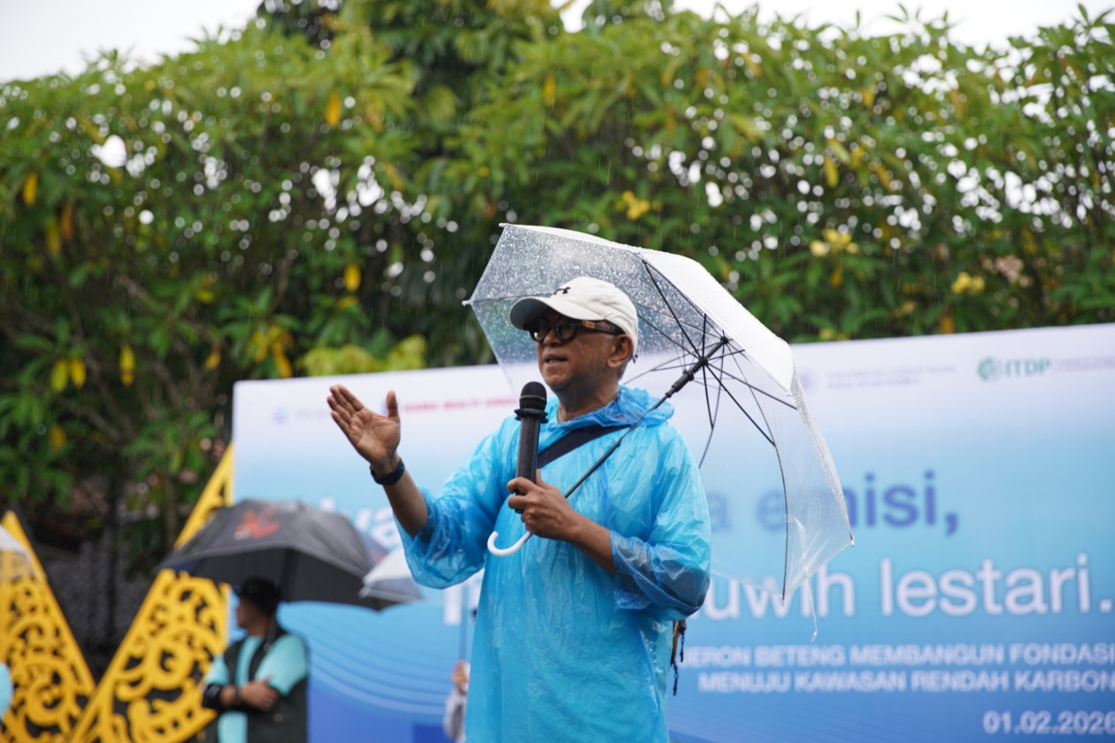 Professor Ikaputra and stakeholders reading the Low Emission Zone declaration in Jeron Beteng, Yogyakarta