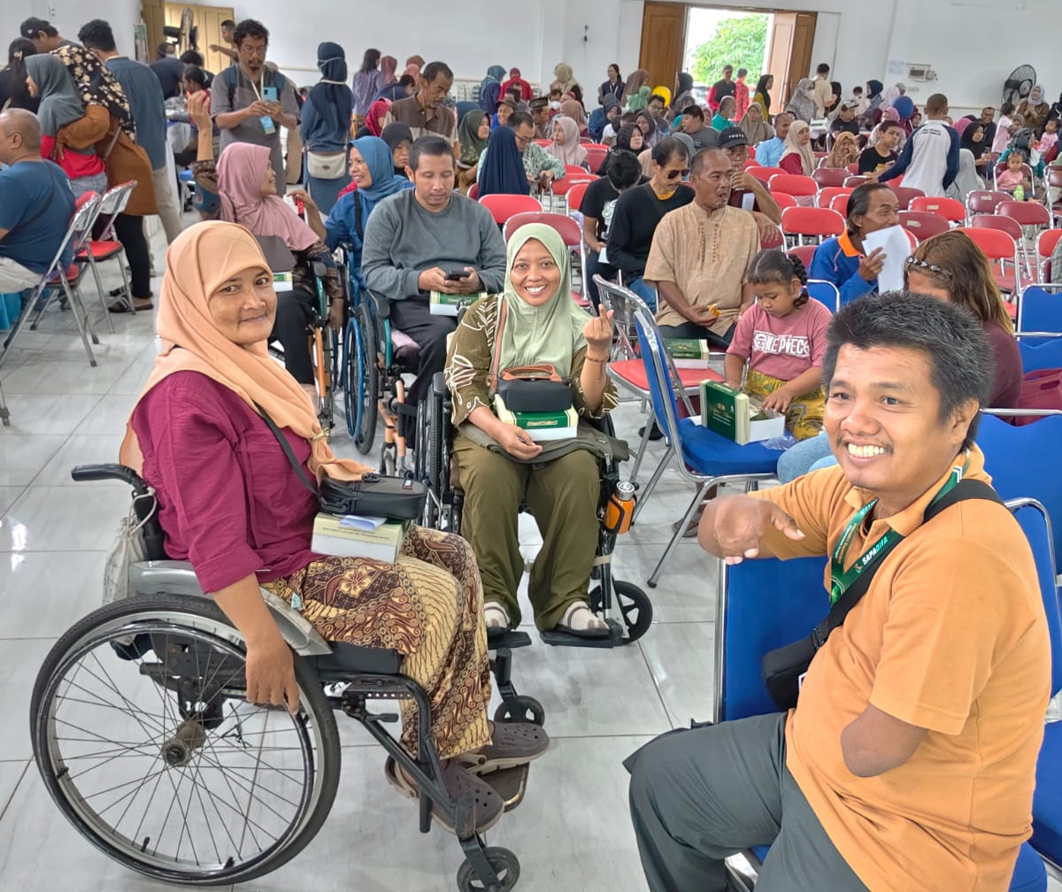 Participant using a wheelchair undergoing a medical examination at UGM’s free health checkup for persons with disabilities.