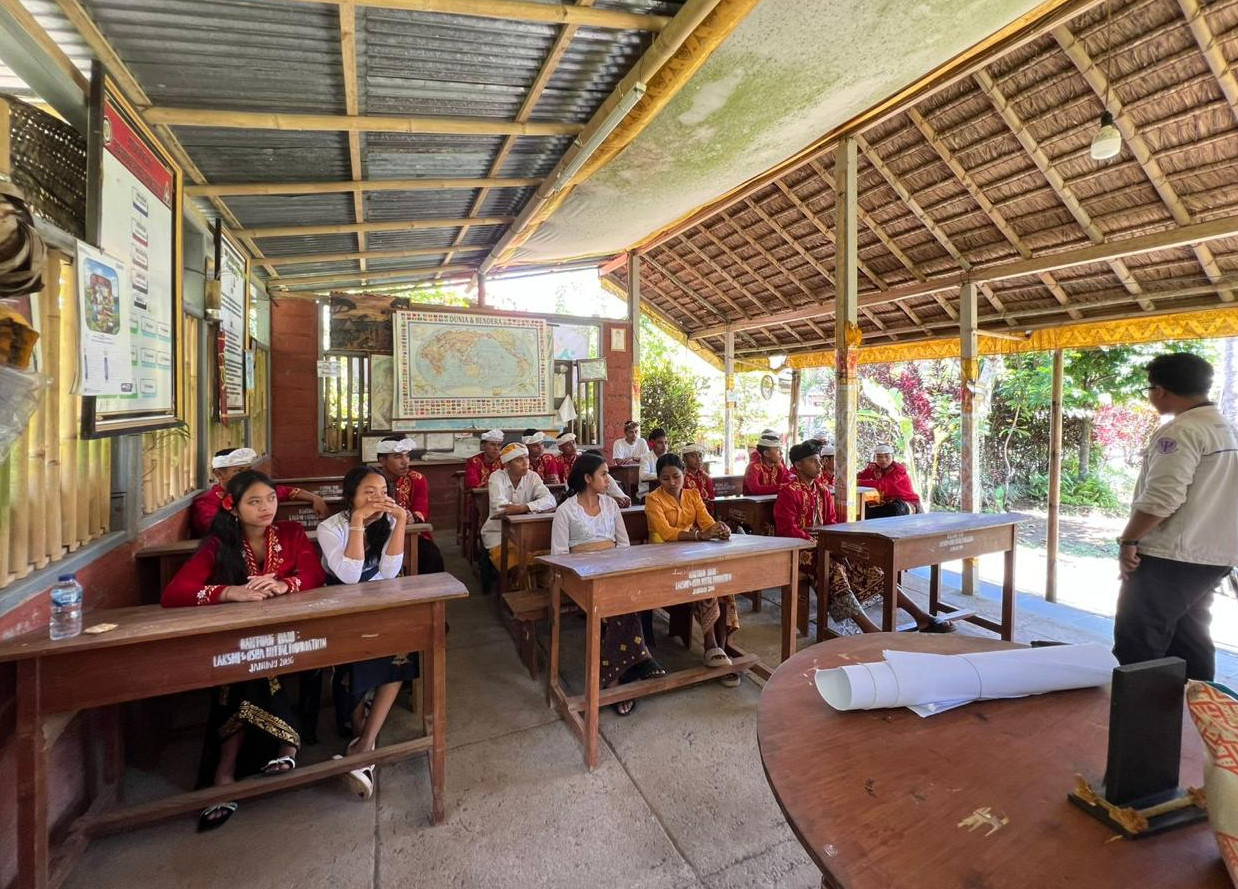 Students of Gurukula Pasraman in Bangli, Bali, taking part in a mental health awareness session with UGM alumni