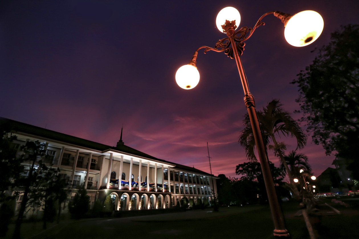 UGM campus view illustrating the announcement of 2026 admissions for undergraduate and applied programs.
