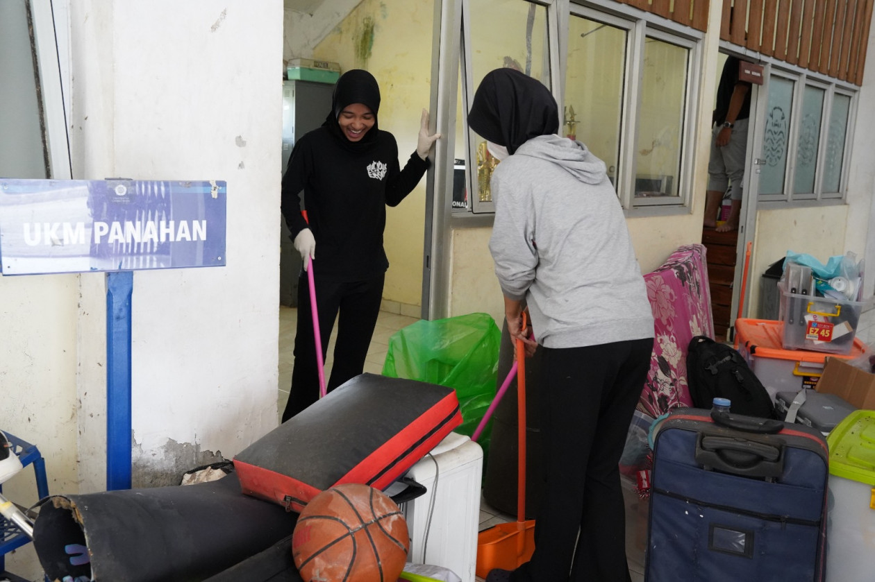 UGM Student Activity Unit members conduct a campus clean-up at Nusantara Sports Hall
