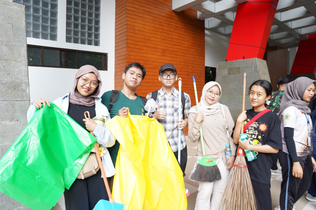 UGM Student Activity Unit members conduct a campus clean-up at Nusantara Sports Hall