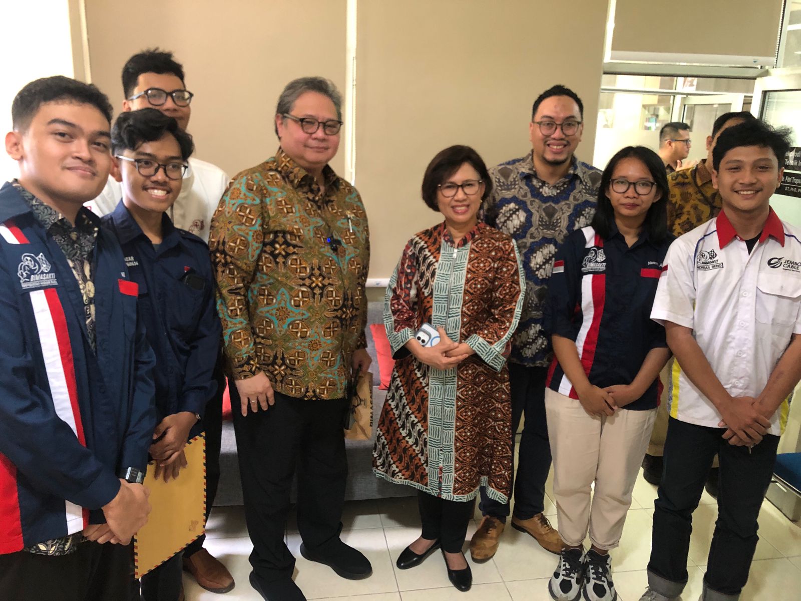 Coordinating Minister Airlangga Hartarto delivers a public lecture at the UGM Faculty of Engineering