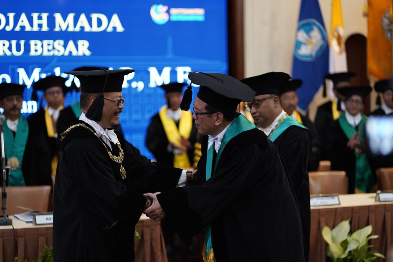 Professor Mulyo speaks on food sovereignty and agricultural productivity at UGM.