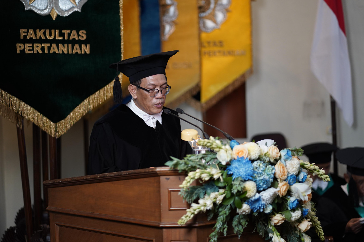 Professor Mulyo speaks on food sovereignty and agricultural productivity at UGM.