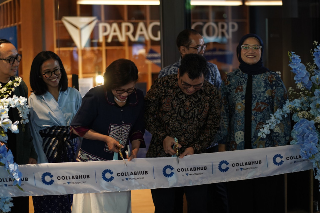 Signing of the MoU between UGM and Paragon Corp at the CollabHub inauguration ceremony.