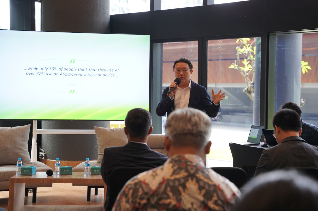 Meeting between UGM, NVIDIA, and Indosat Ooredoo Hutchison on AI research partnership.