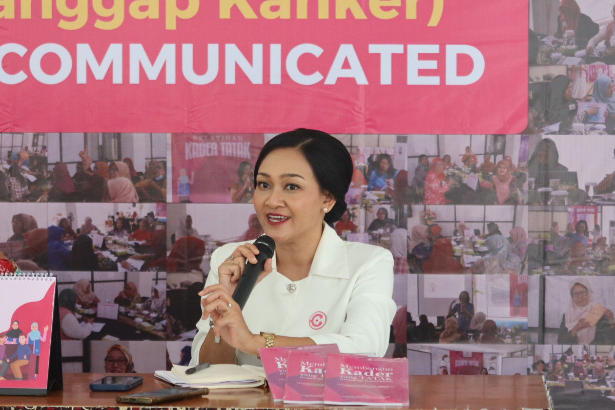 Trainer from FK-KMK UGM explaining the TATAK cancer education model to local health cadres.