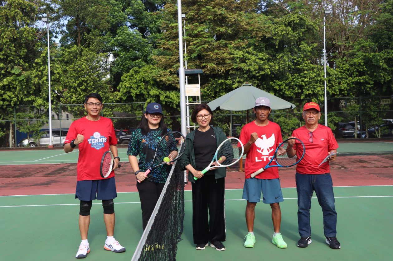 UGM Rector Professor Ova Emilia symbolically opens the inter-staff tennis tournament at Lembah UGM Outdoor Tennis Court.