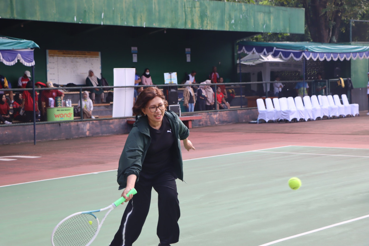 UGM Rector opens an inter-staff tennis tournament to strengthen healthy campus culture and community ties.