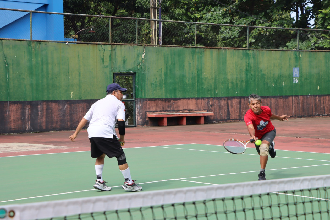 UGM Rector Professor Ova Emilia symbolically opens the inter-staff tennis tournament at Lembah UGM Outdoor Tennis Court.