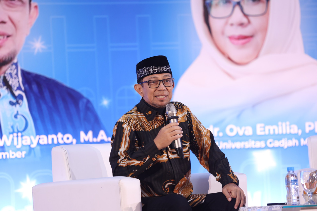 Ustaz Wijayanto delivers a Ramadan oration at Grha Sabha Pramana, UGM.