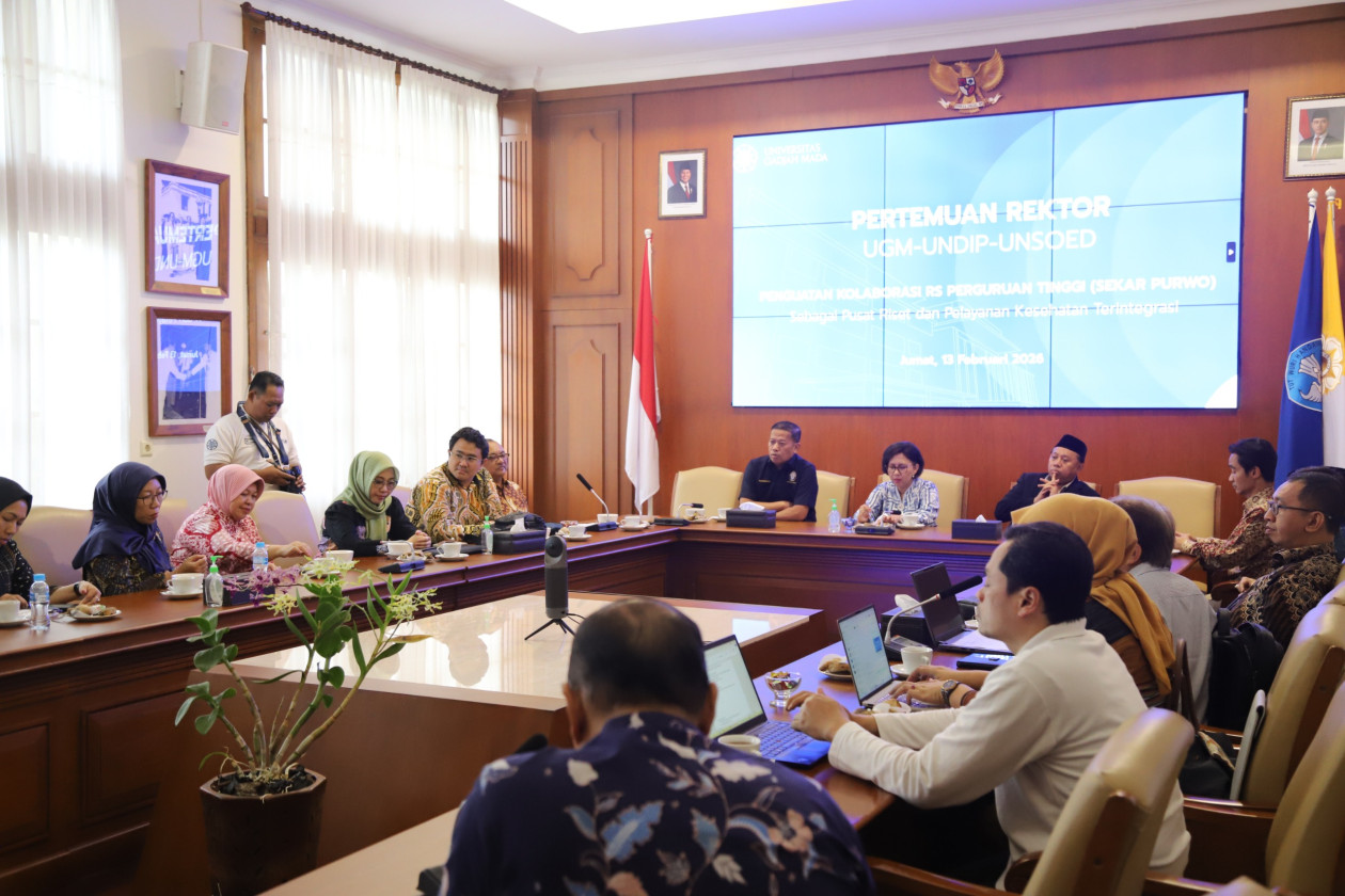UGM Rector Prof. Ova Emilia meets with Undip and Unsoed rectors at UGM Central Building.