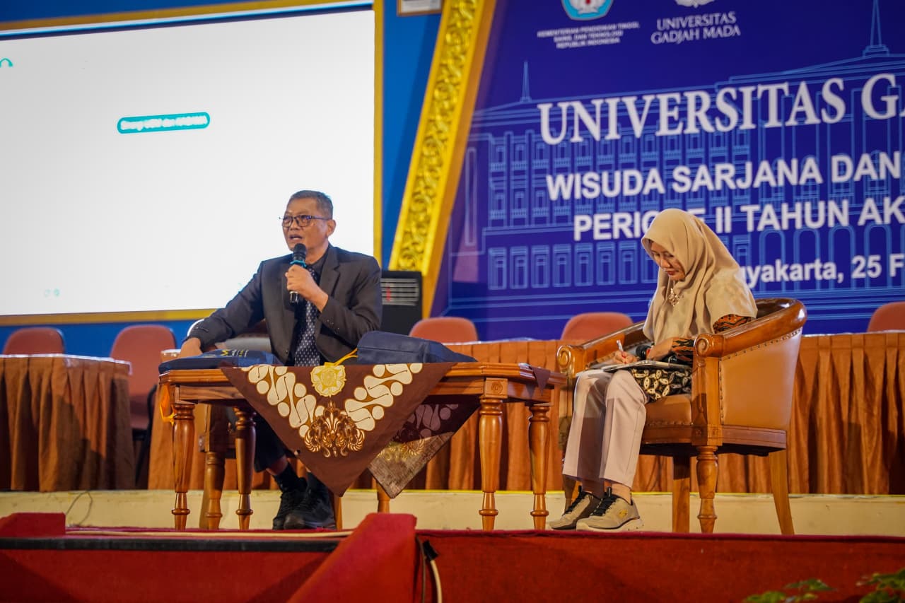 Dr. Ageng Setiawan Herianto discusses global food security before UGM graduates.