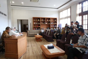 Academic Senate meeting discussing Board of Trustees member selection at UGM