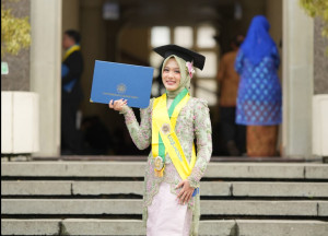 Zufa Pasha Sabina at the UGM graduation ceremony with a perfect GPA certificate