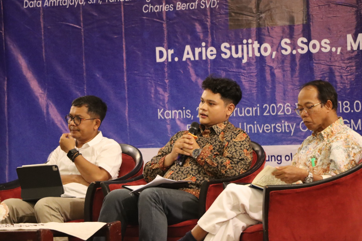 Panel discussion on epistemic freedom and democracy at UGM.