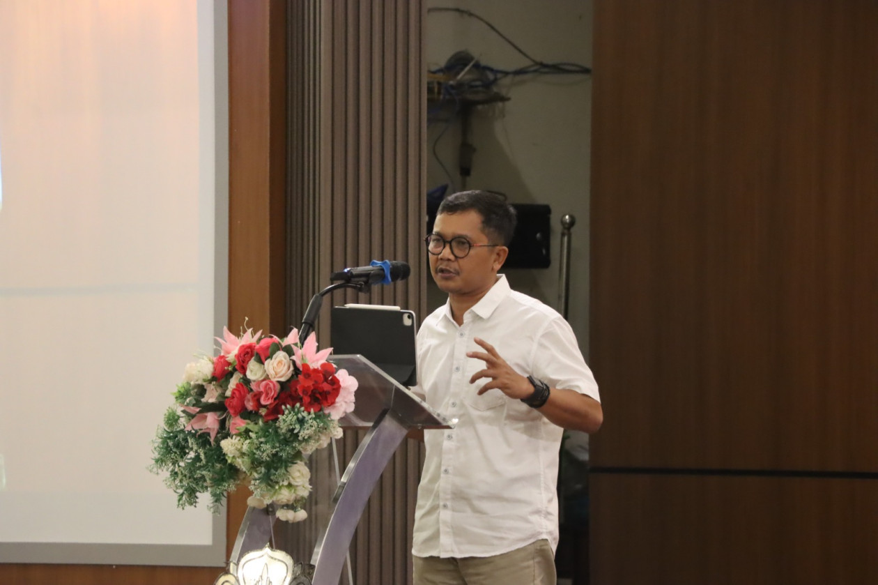 Dr. Arie Sujito delivering his Epistemology Oration at University Club UGM.