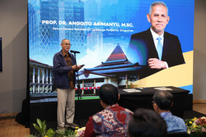 LPS Chairman Prof. Anggito Abimanyu presents scholarships at UGM’s GIK building.

