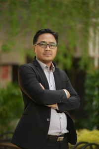 Akhmad Akbar Susamto discussing Indonesia’s economic growth at UGM.