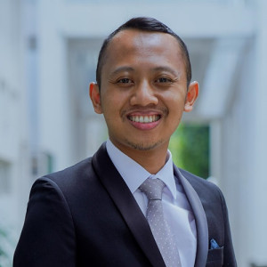 Researcher demonstrating an AI-powered waste identification application developed at UGM.