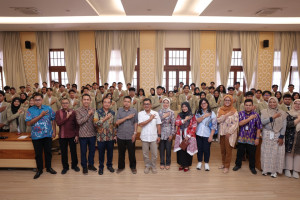 UGM Vice Rector Dr. Arie Sujito inaugurates new leaders of student organizations at the UGM Multimedia Room.