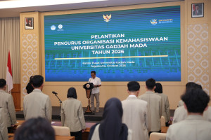 UGM Vice Rector Dr. Arie Sujito inaugurates new leaders of student organizations at the UGM Multimedia Room.