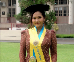 Aira, the fastest applied bachelor graduate of UGM’s Veterinary Technology Program, during the graduation ceremony.