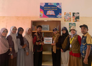 UGM KKN-PPM students installing clean water facilities in a disaster-affected area in Sumatra