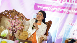 Okky Madasari speaking at the Woman Inspiring Talk event at UGM.