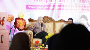Women engaging in a discussion about identity and literature at the Graduate Center Building UGM.