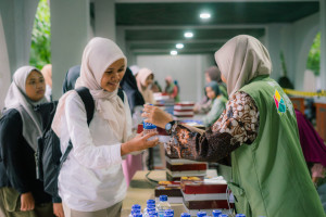 Students breaking their fast together at UGM Campus Mosque