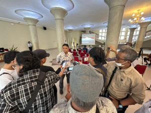 Rimawan Pradiptyo speaking at UGM’s Balairung during the sovereignty declaration event.
