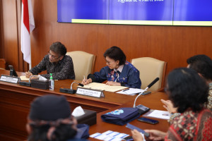 UGM Rector Ova Emilia and Mayapada Group representatives signing a healthcare innovation partnership.