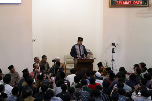 Anies Baswedan delivers a tarawih sermon at Masjid Al Hayat, Faculty of Biology UGM.