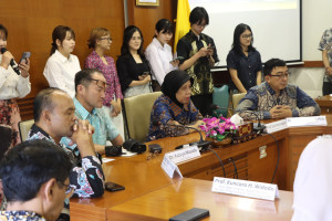 Japanese and UGM students presenting community service results during the SUIJI-SLP 2026 closing ceremony