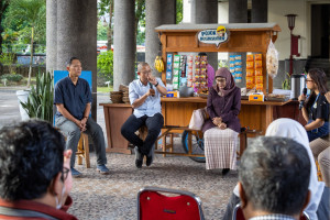 UGM experts discuss geopolitical and economic impacts of the Iran conflict during the Bulaksumur Corner Discussion.