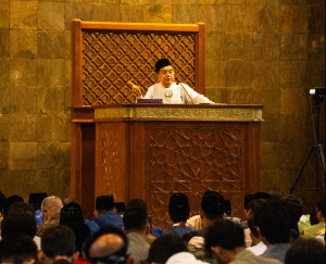 Jusuf Kalla delivering a Ramadan Public Lecture at the UGM Campus Mosque.