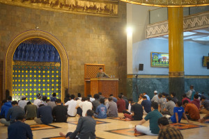 Dr. Elan Satriawan speaking at a Ramadan Public Lecture at the UGM Campus Mosque.