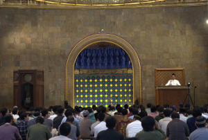 Mahfud MD delivering a Ramadan Public Lecture at the UGM Campus Mosque.