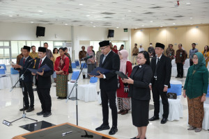 UGM Rector Professor Ova Emilia inaugurates the RSA UGM Supervisory Board and new Medical and Nursing Services Director.