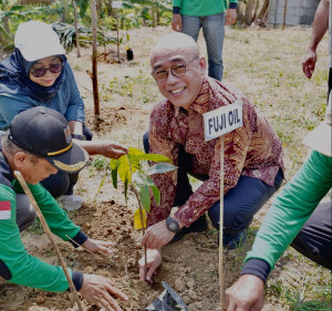 Cocoa planting in Jambusari Village, Cilacap, involving UGM and partners