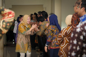 UGM community members gathering at Balairung during Syawalan event