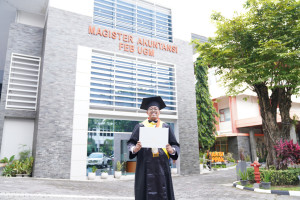 Buono Aji Santoso delivering a speech at UGM postgraduate graduation ceremony